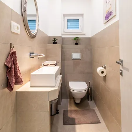 Apartment Apartman Ema Podstrana